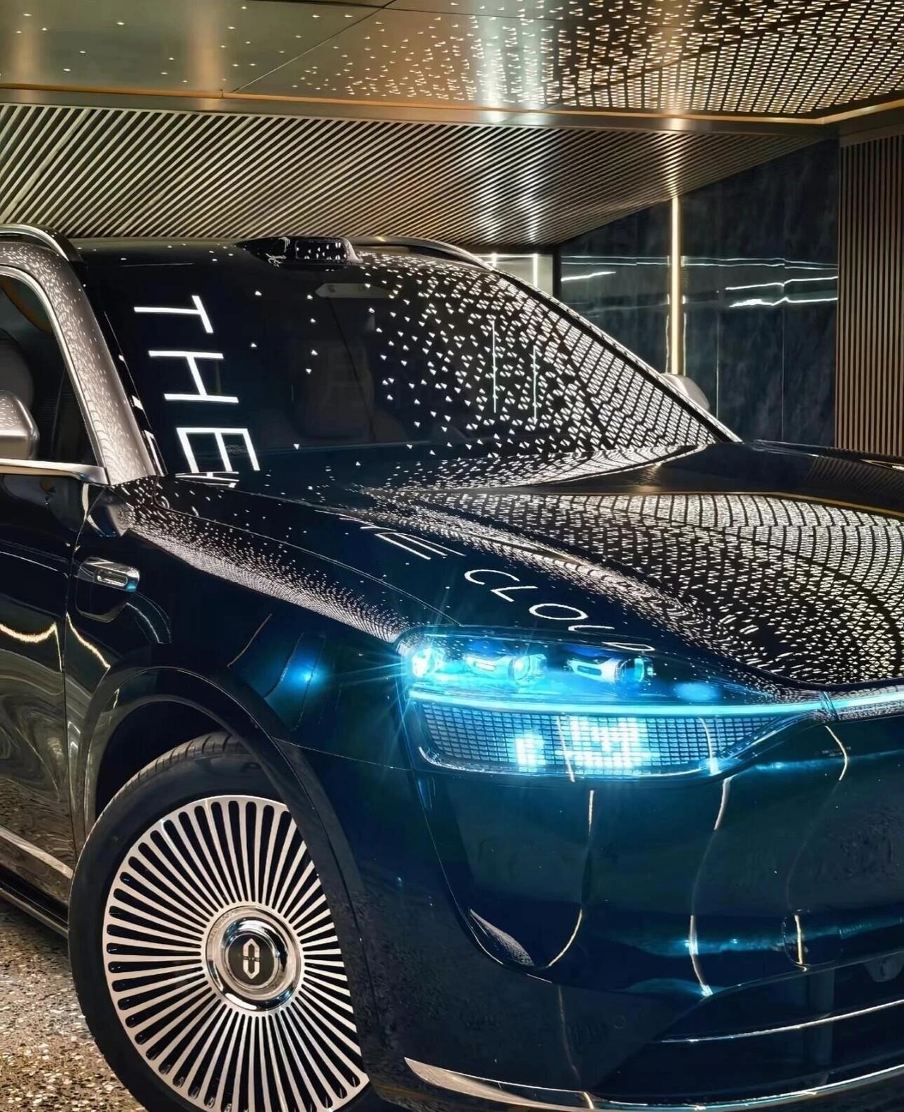 问界M9外观真的长在审美上～车身线条流畅优雅，气场超足，像蓄势待发的猎豹，力量感