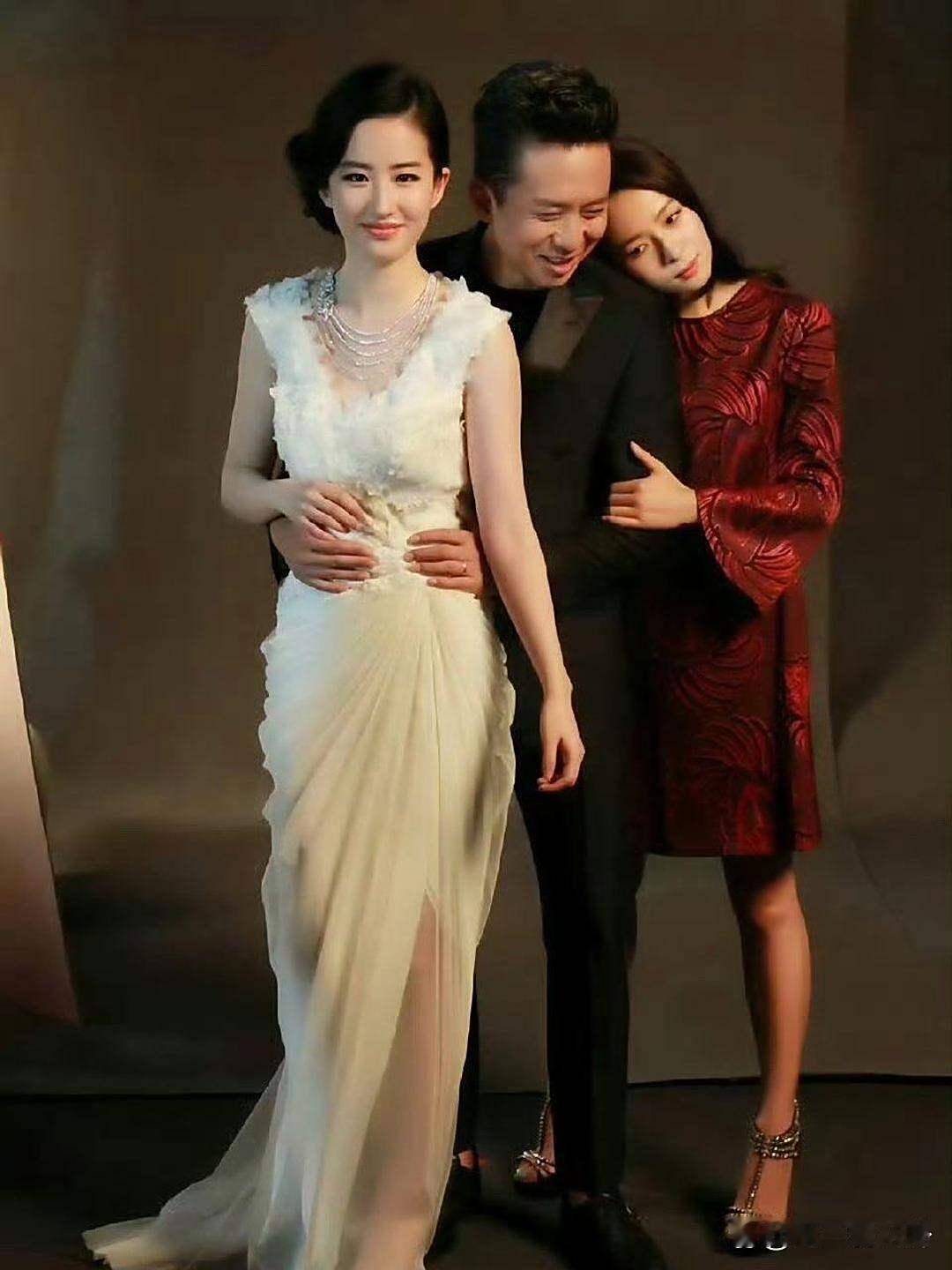 刘亦菲邓超江玉燕写真，真的要笑死我了，这是认真拍的吗？​​​