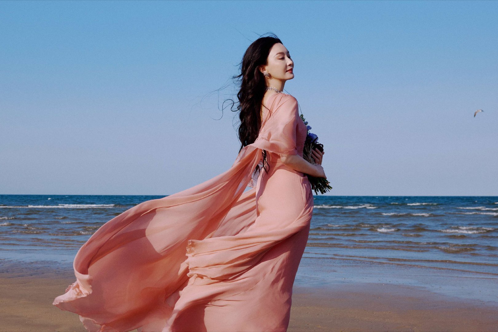 陈数的礼服审美从不会让人失望✅ZUHAIRMURAD2026，雾粉垂褶长裙，
