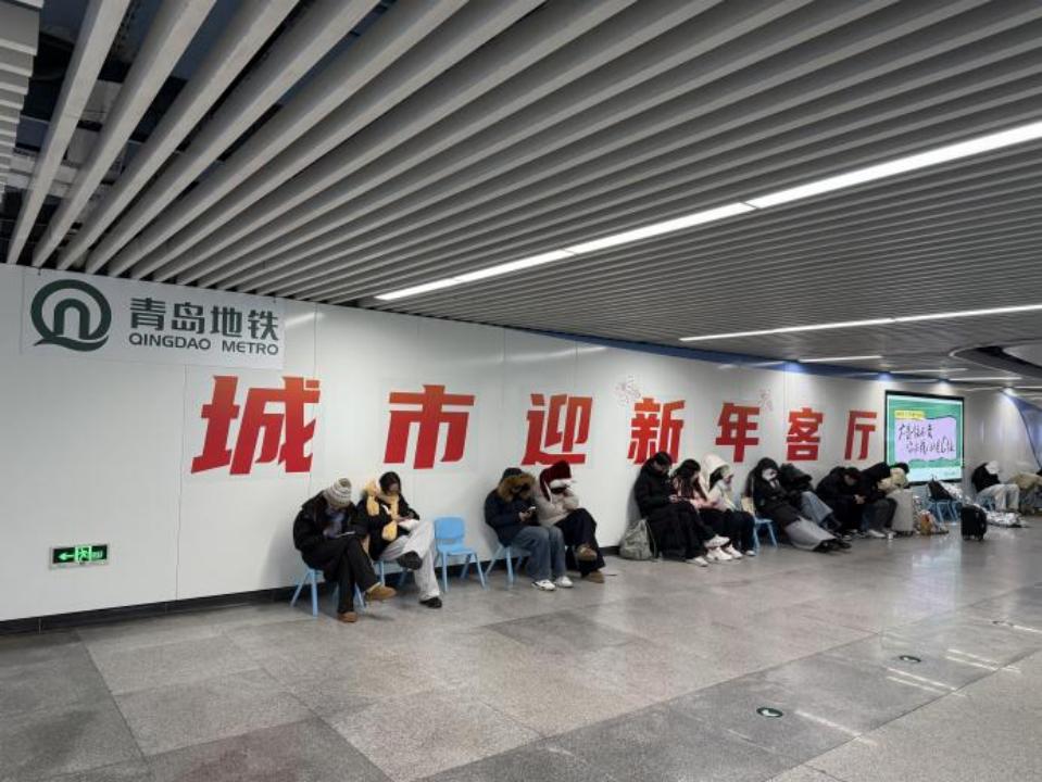 看看青岛地铁跨年夜人性化服务，