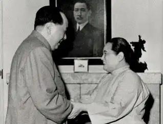宋庆龄一生见尽权贵，却唯独认为毛主席是伟大事业的引路人。1945年8月，抗战终于