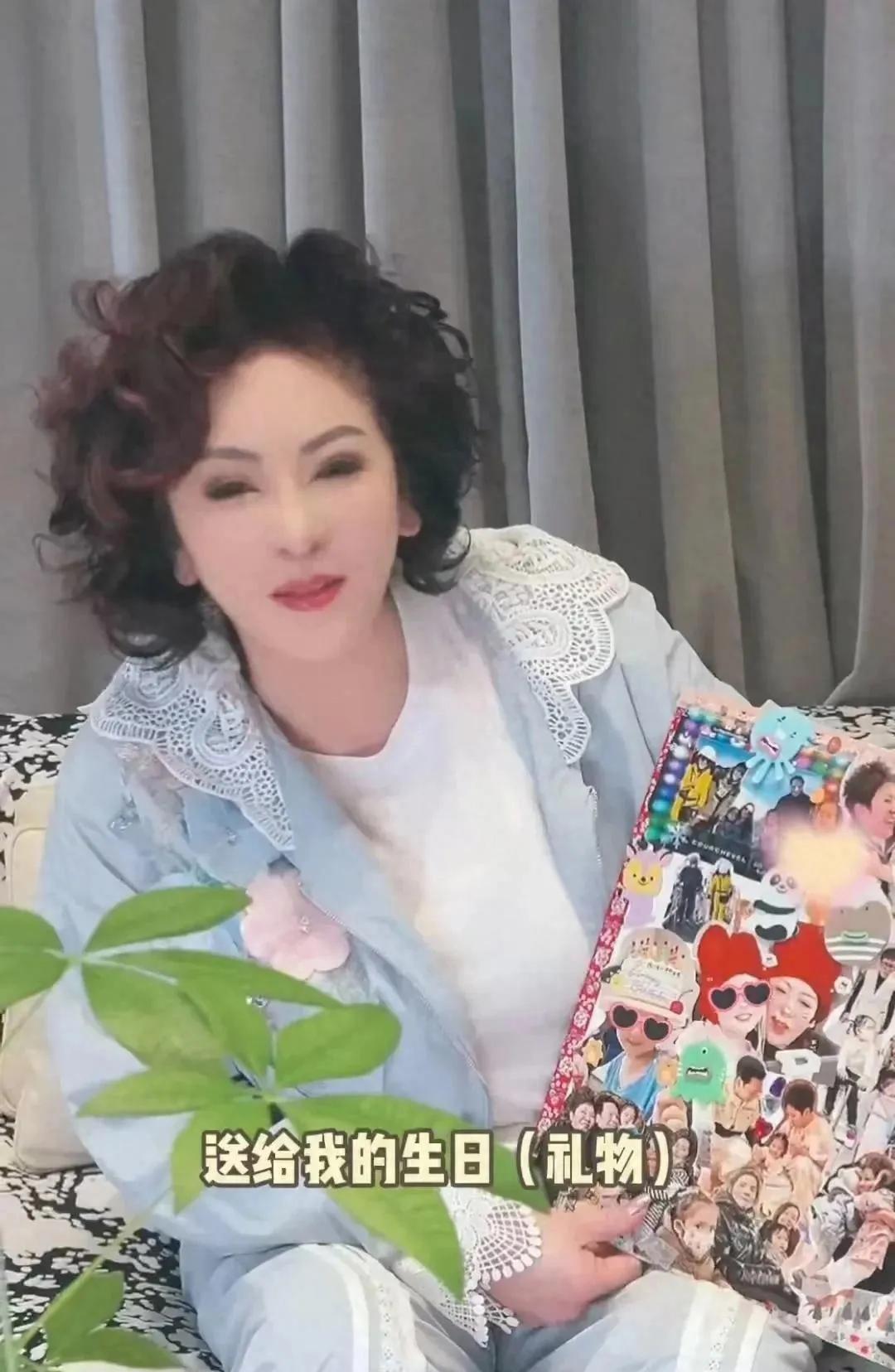向太晒孙女向芷艺术创作及家庭互动引发热议，展现豪门隔代宠爱与教育方式，同时引发对