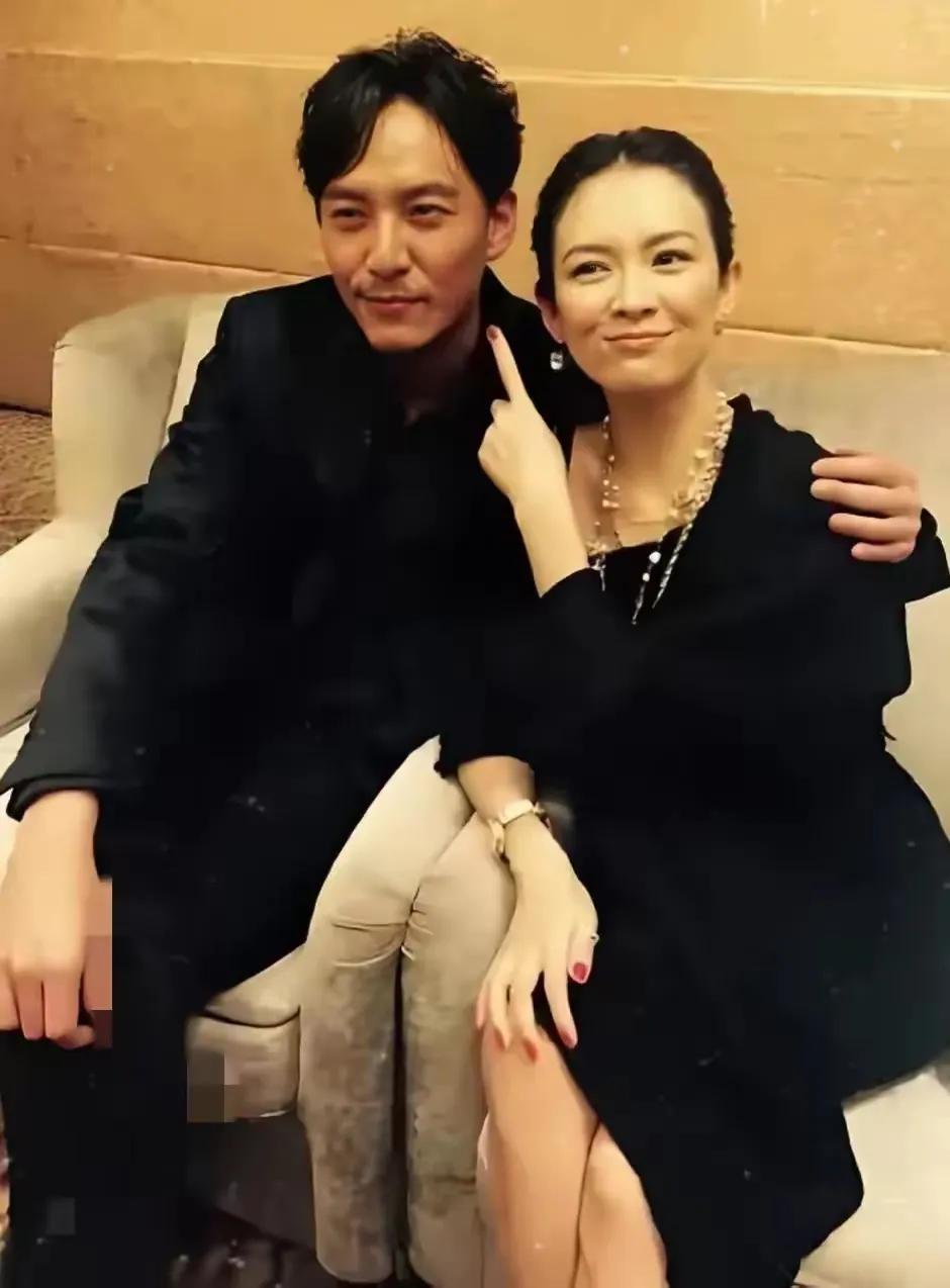 章子怡太开放了，被异性好友搂在怀里还能谈笑风生！男人缘太好，不光是女人看着气不打