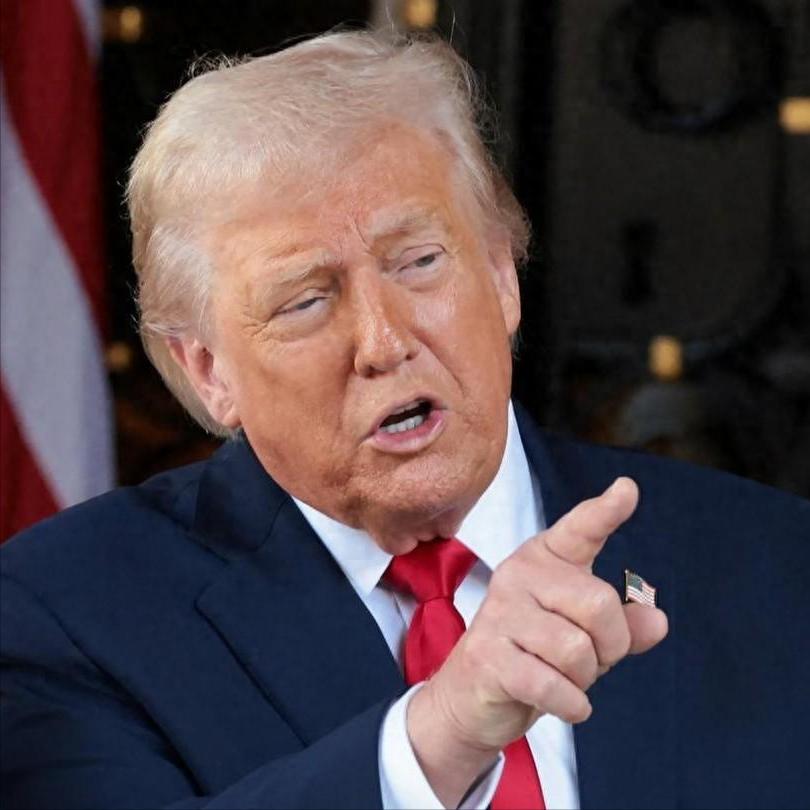 特朗普这是要“变脸”？裁员3000人、连反华专家都清理了，这背后的算盘其实打得震