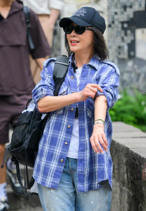 也就是宁静这种直肠子的人，才敢直接问刘嘉玲说，我们繁花团的这几个人你是喜欢，还是