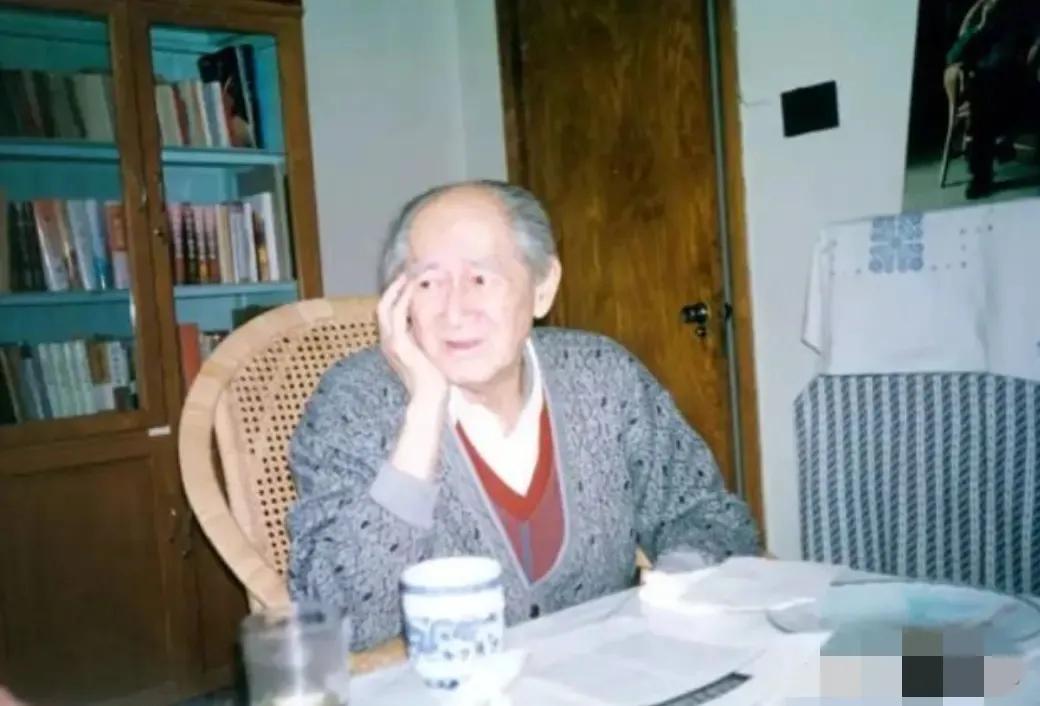 1996年，82岁作家徐迟因病住院，护士半夜查房没找到人，一眼看见阳台窗户大开，