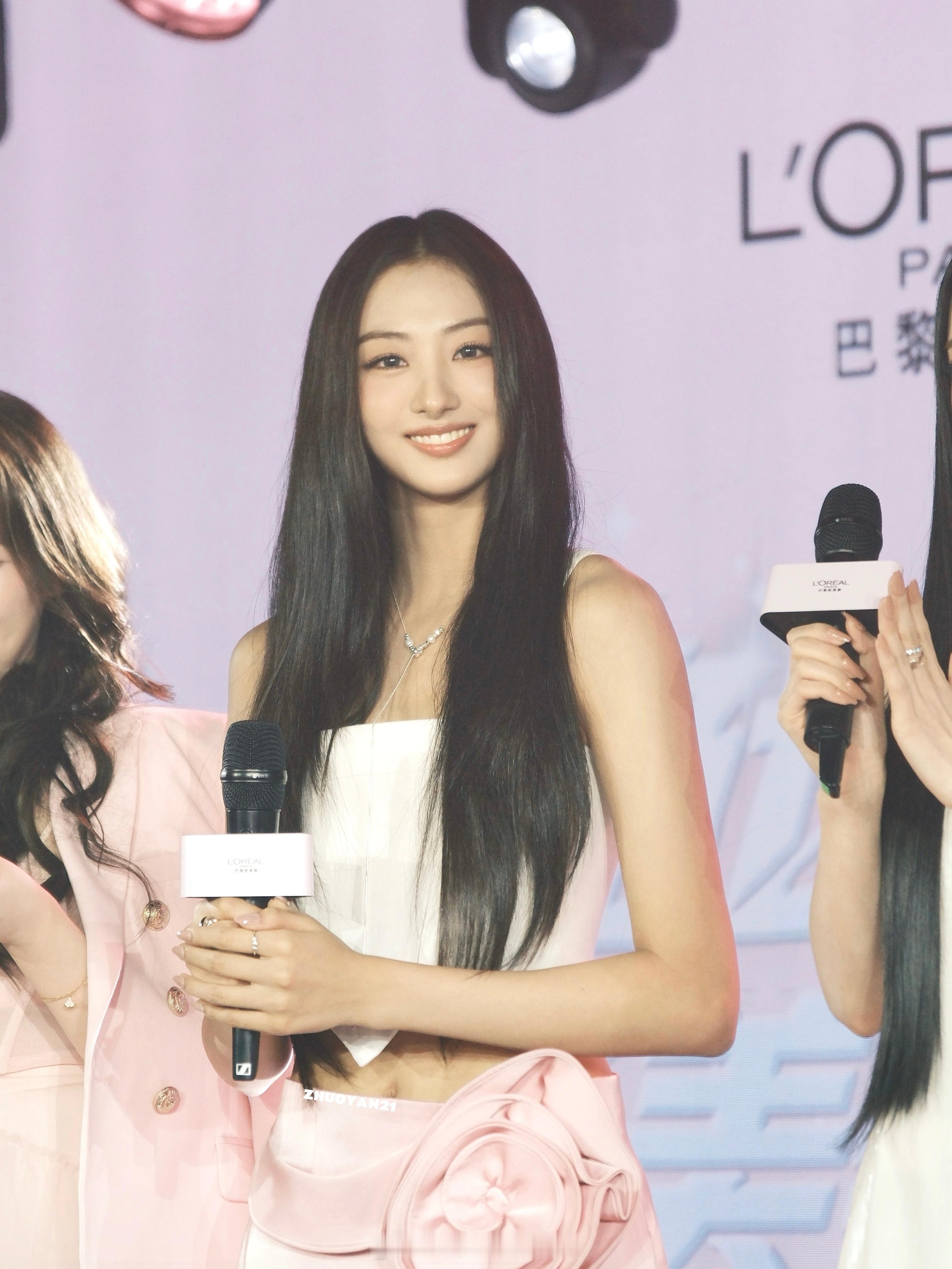 重未见过女神氛围这么浓郁的一个团耶💕（MEOVV聚是超模团散也个个是超模cr