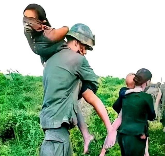 1979年，我军活捉6名越南女兵，可没想到的是，她们第一时间不是求饶，而是脱起了