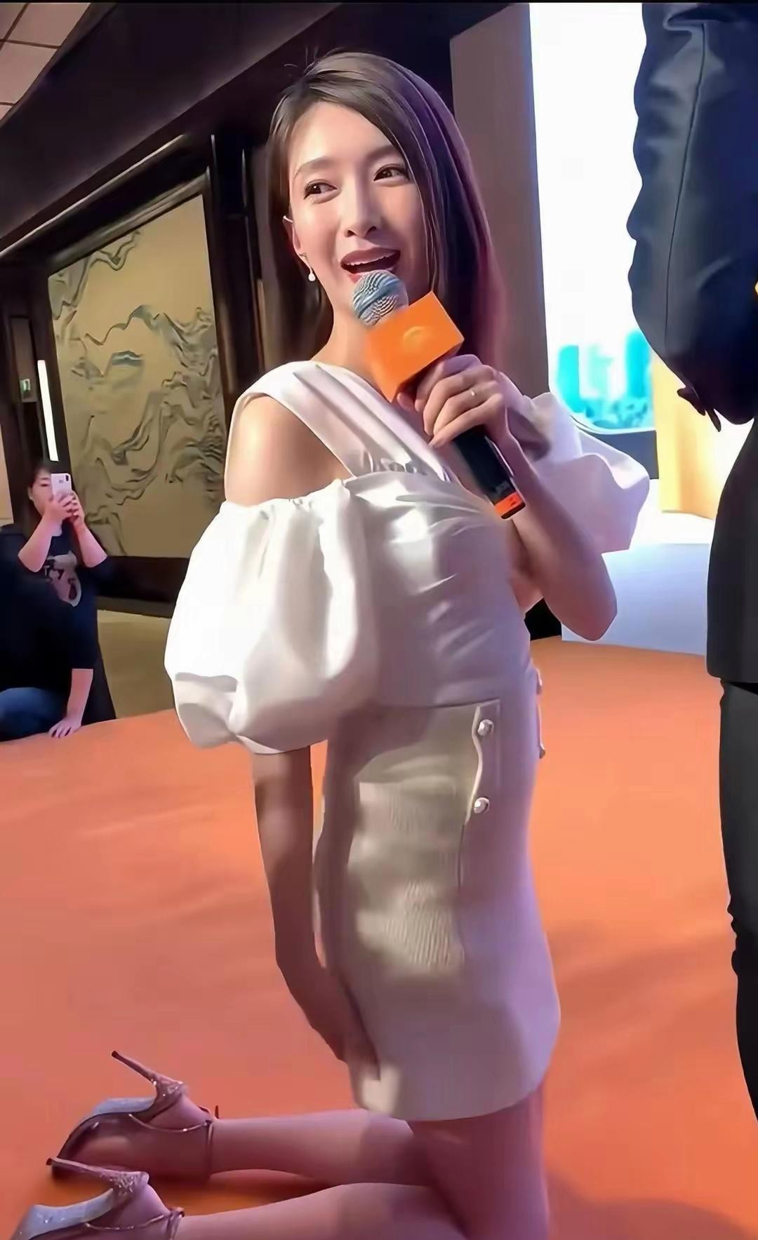 江疏影这是在做什么