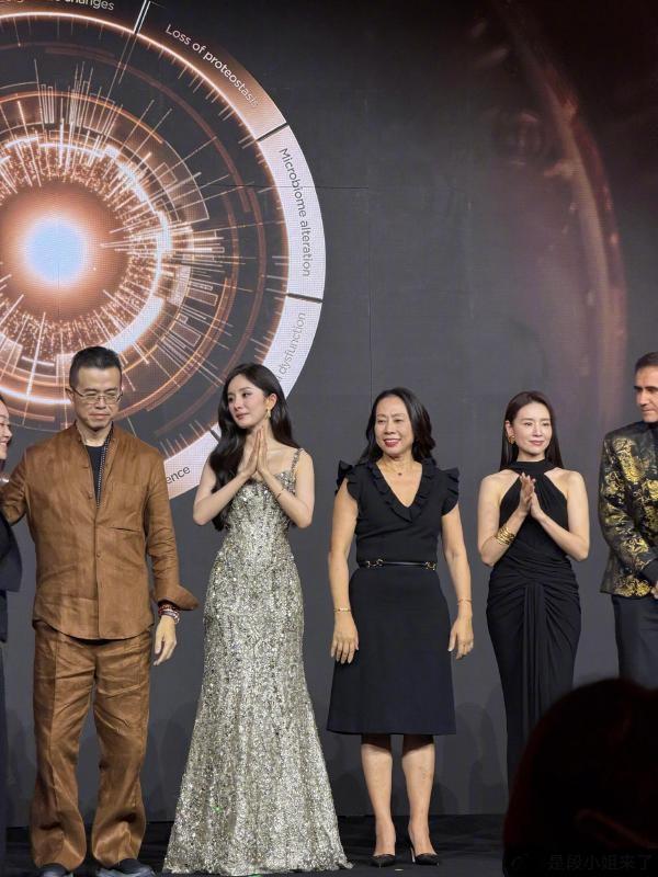 今天杨幂和董洁一起出席时尚活动，两位美女都搭配的很漂亮，看上去很有姐妹范儿。