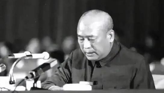 1960年，石油部长余秋里为救大庆油田，请求罗瑞卿派飞机运5吨焊条，却被罗瑞卿怒