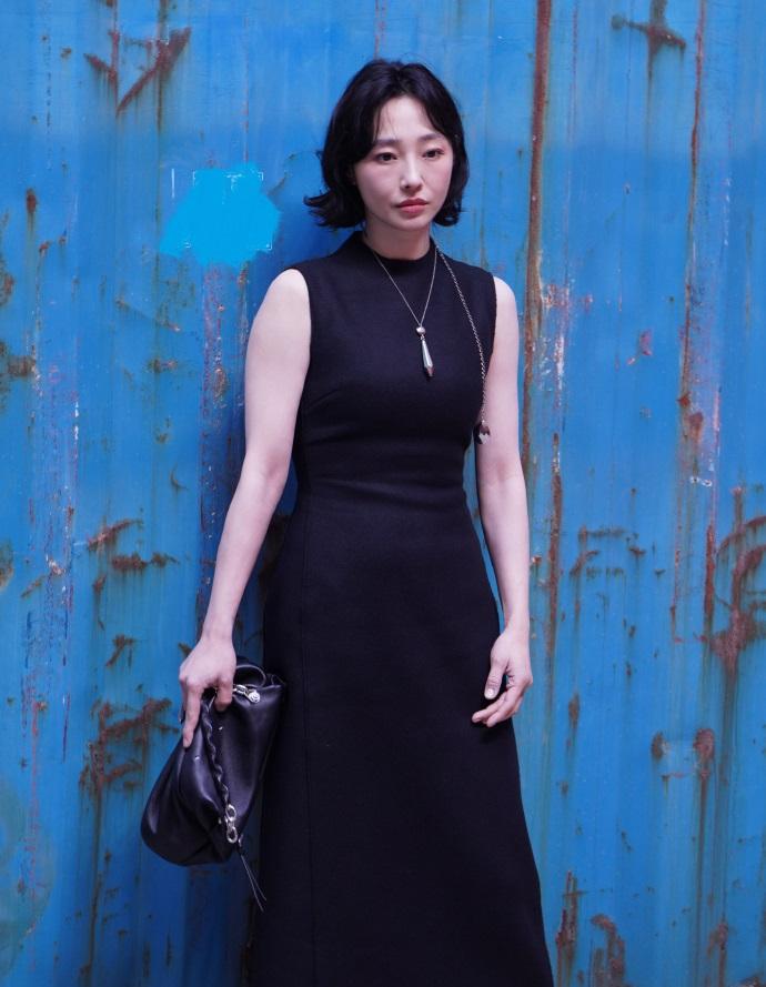 今天白百何在出席时尚活动的时候搭配了一件黑色的裙子，看上去非常的美。她这次穿