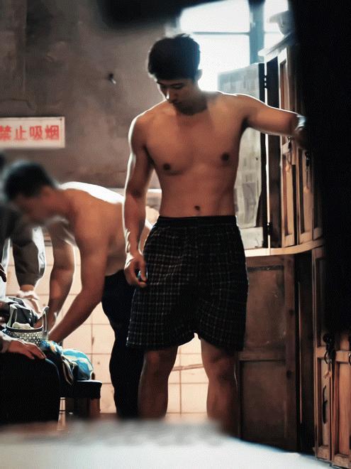 黄景瑜让我刚复工就吃这么好黄景瑜这段是复工解药吧！张小满澡堂戏，上身线条超直观