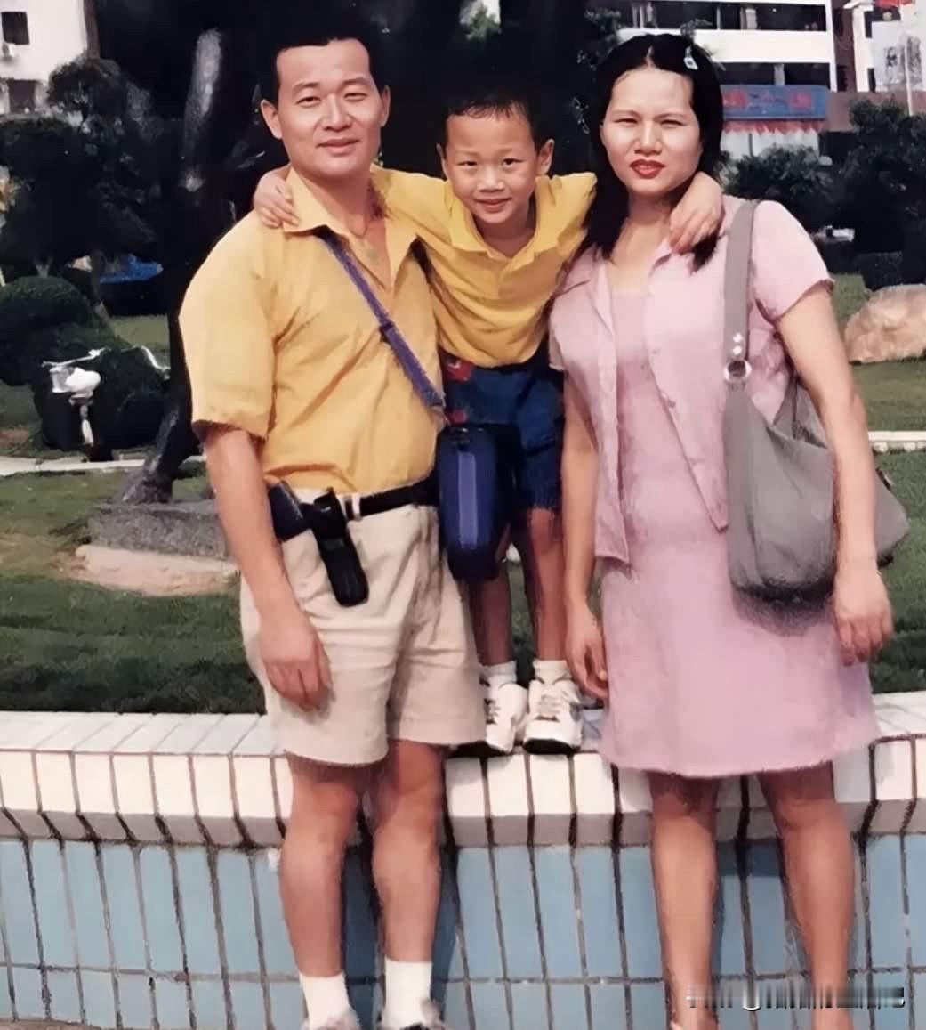 乒乓名将林高远全家福曝光太幸福。通过这几张照片，大家发现一个问题了吗？林高远