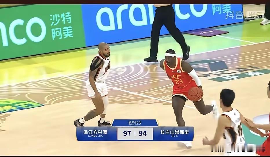 浙江广厦的塔克打乱了广厦后勤部的安排，估计昨晚订的机票又得退了。浙江广厦和吉林队