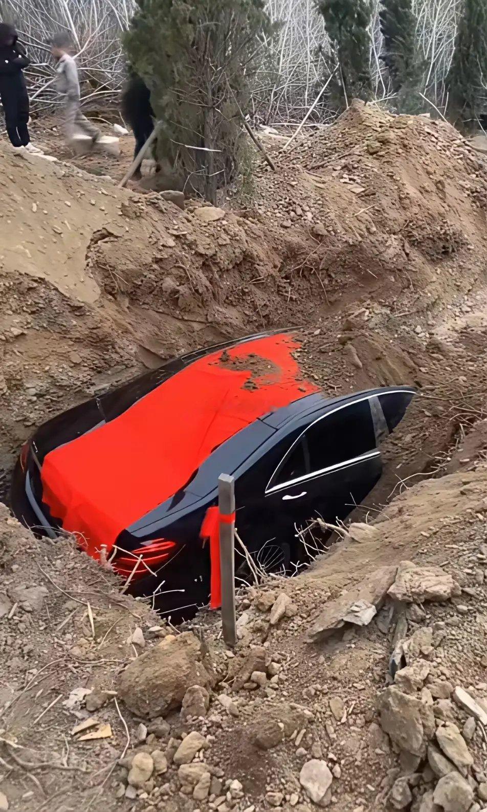 奔驰陪葬到底是“尽孝”，还是愚昧陋习？今天刷到用奔驰车陪葬的视频