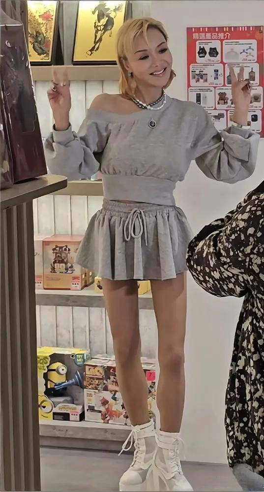 我怀疑，人老了穿衣风格大胆真的的不多了吧