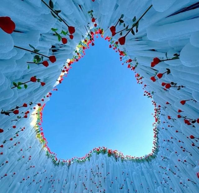 感觉今年哈尔滨冰雪大世界的流量热度比去年低多了，去年这个时候哈尔滨已经火爆出圈，