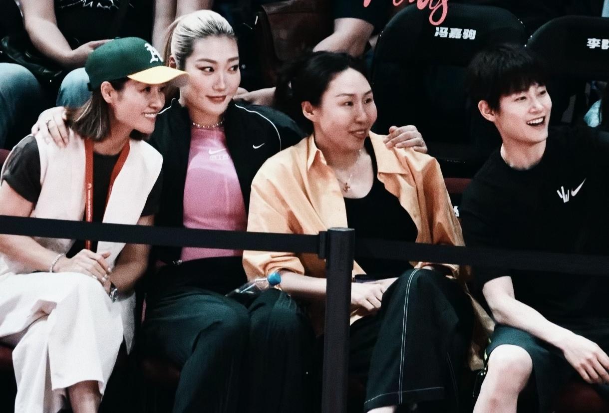 李梦，苗立杰，杨力维，三个女孩打“大球。”可娜姐偏偏坐在她们身边，那可是“小球”