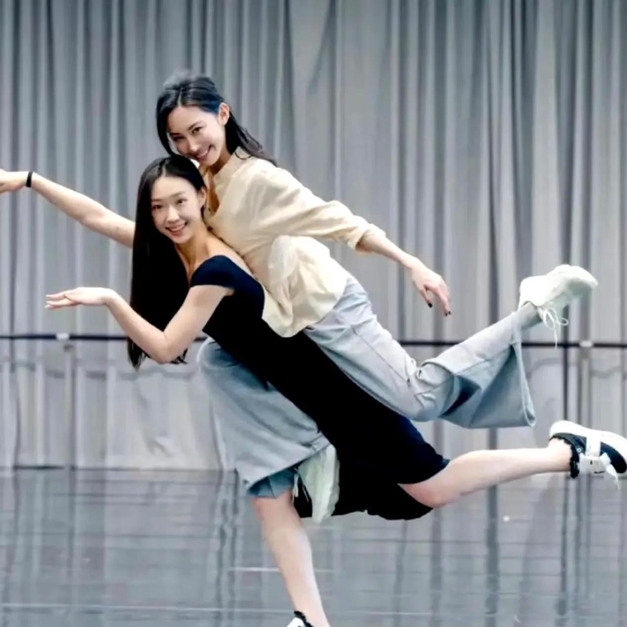 管乐这腿是真没白长！节目里玩游戏那下太绝了——侯佩岑、邓萃雯、李艺彤仨人在下面挂