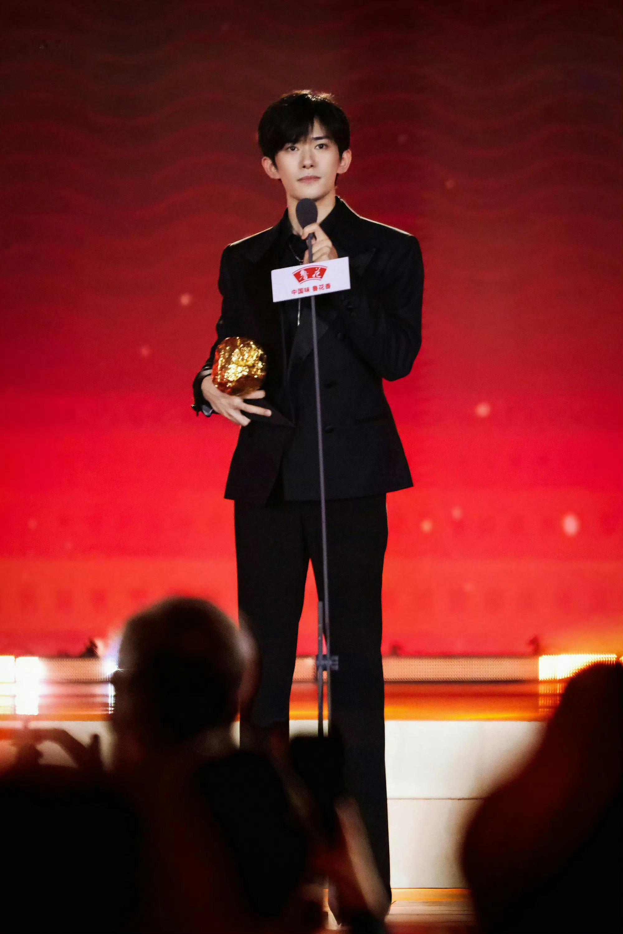 导演协会2024年度荣誉名单年度男演员：易烊千玺（饰刘春和《小小的我》）易烊千