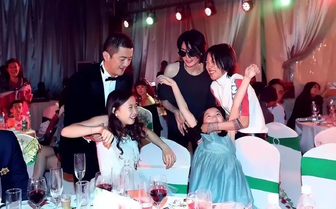 嫣然天使慈善晚宴回顾：王菲出钱又出力，36岁的李亚鹏好年轻！