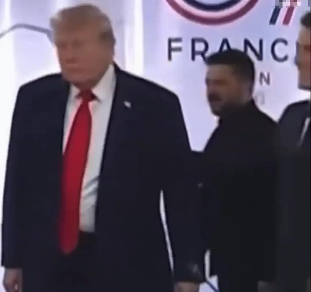 G7会议最尴尬的一幕出现了。 当马克龙伸出左手，向川普介绍泽连斯基的时候，川