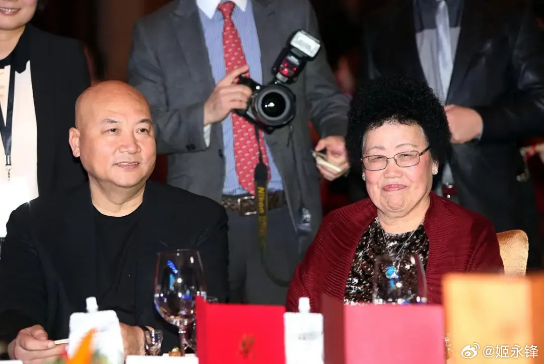 前中国女首富逝世！470亿遗嘱曝光，“唐僧”分了170亿摘自冯健红易简财经4