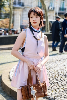 李庚希现身法国巴黎亮相MiuMiu2026秋冬巴黎时装周看秀有人说她这身穿