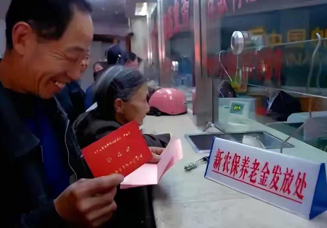 13日，中央公布重磅文件，养老金调整方向明确，两类人影响大最近这两天，我的读者