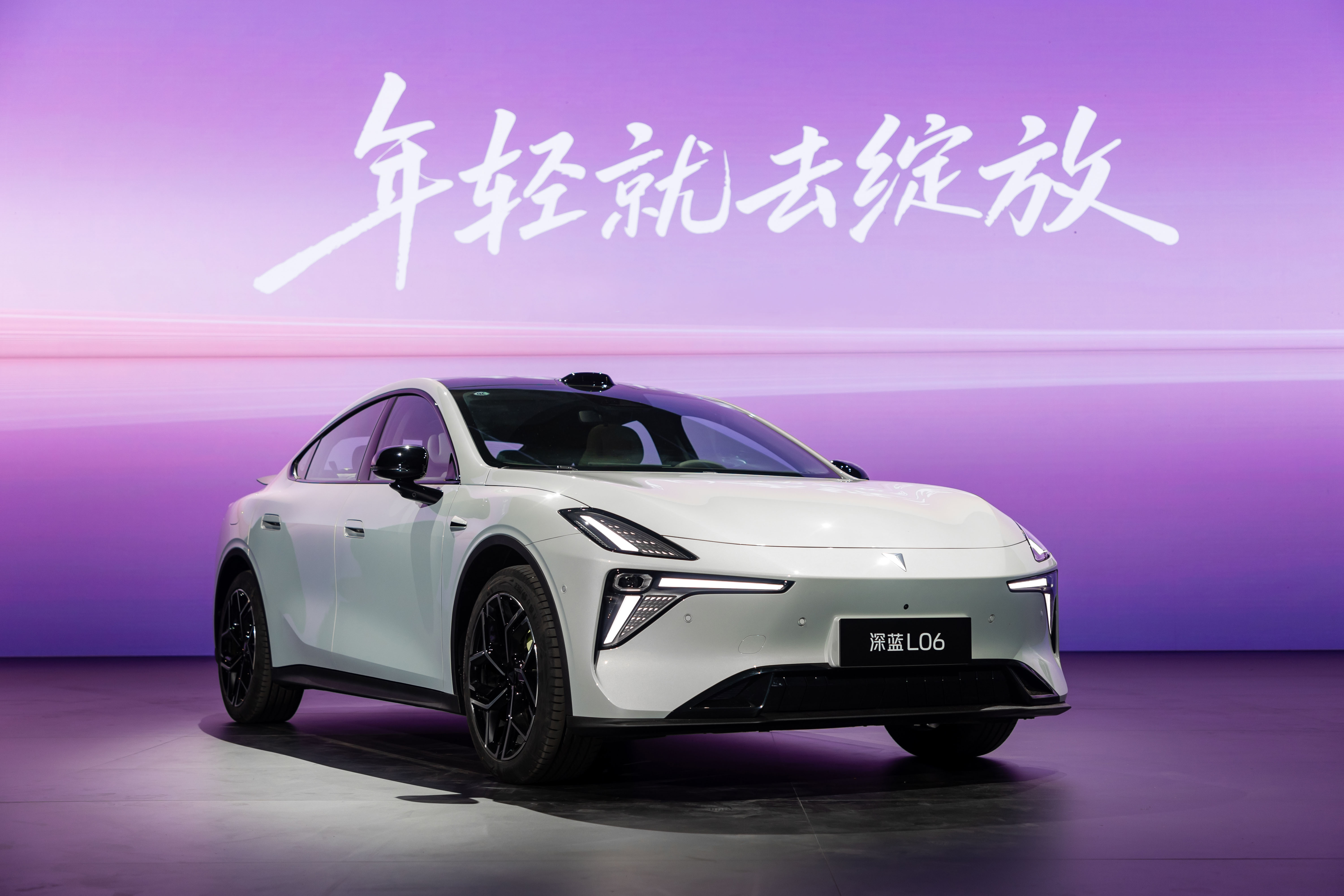 最近长安系的两个全新轿车，启源A06主打大尺寸、低价格，是那种一看就性价比很高的