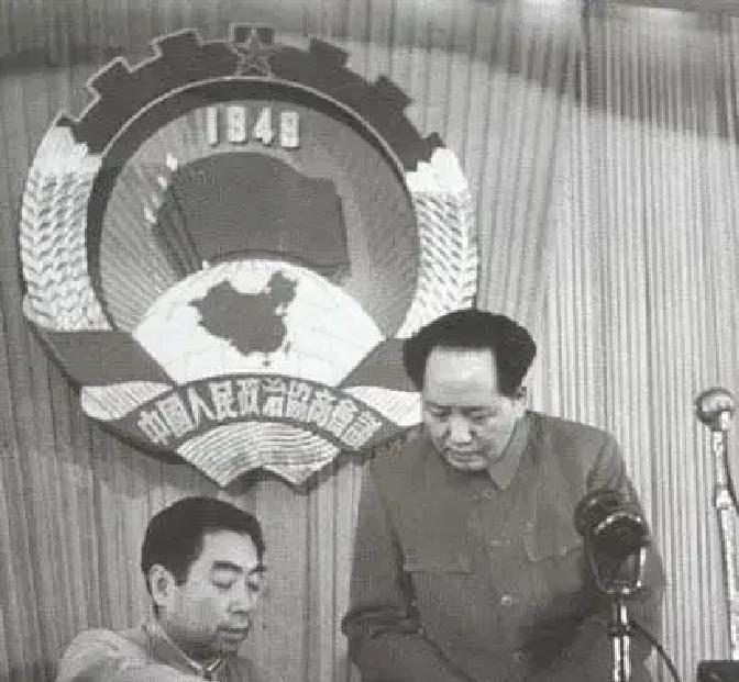 1979年，邓颖超同志谈起往事，语气斩钉截铁："恩来绝不会在毛主席不知情的情况下