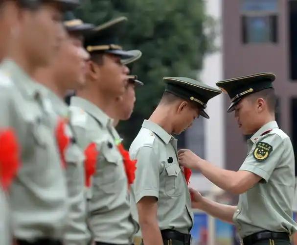 “退伍”和“退役”，很多人以为只是叫法不同，实际上这一个字，隔开的不是称呼，而是