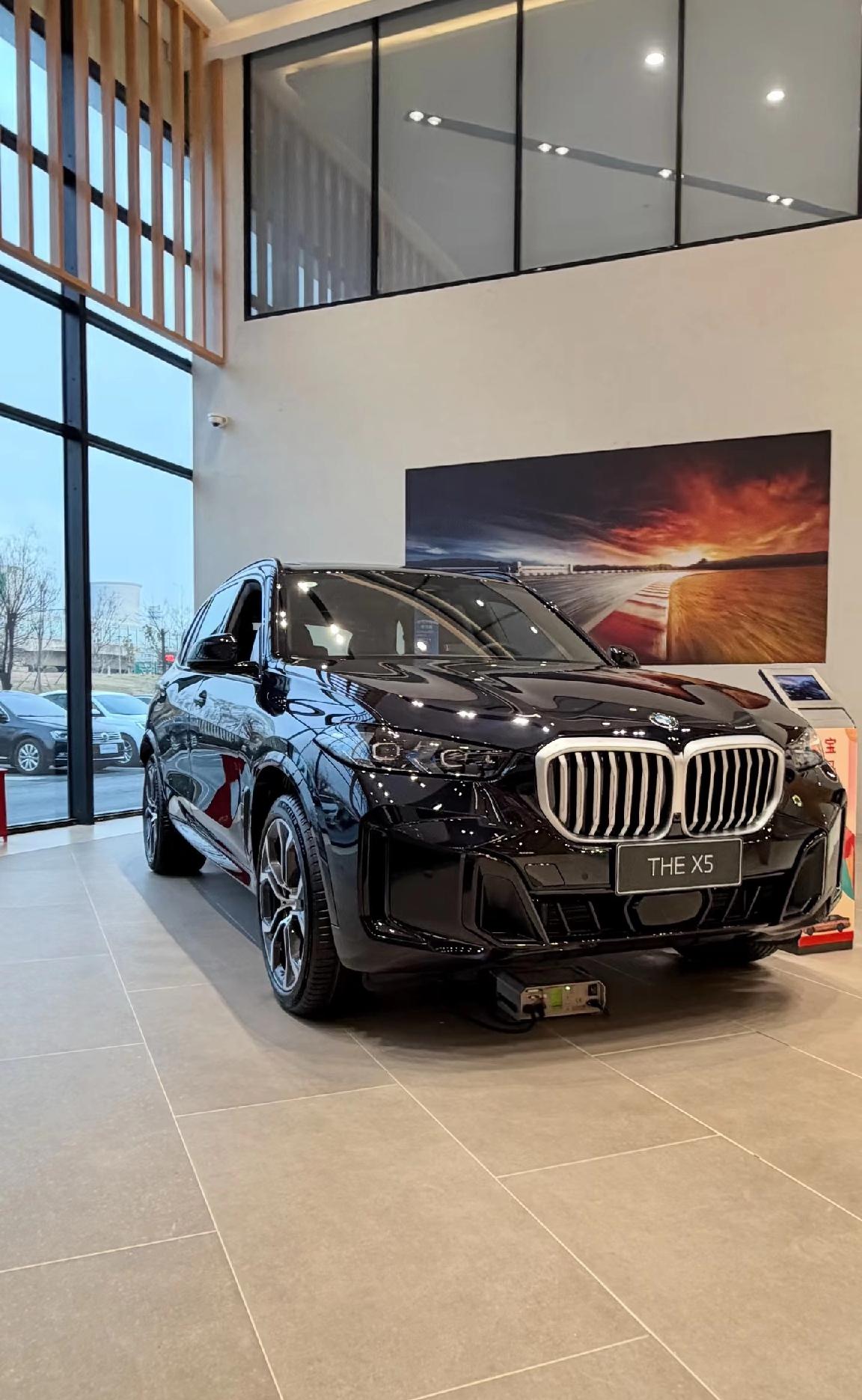 宝马放大招了！2026款X5最高下调5.2万，这谁能顶得住？全系标配M运动曜夜套