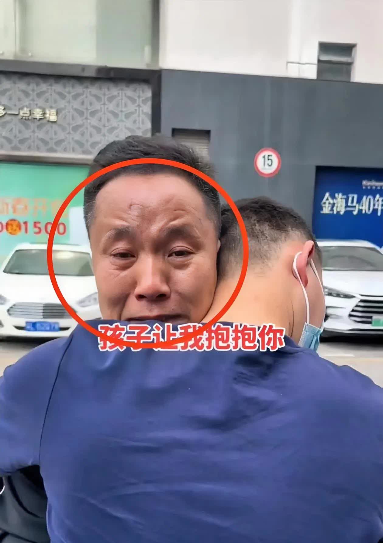 发现没？谢浩男真狠！为什么这么说？当他遇到同样走失儿子的杜爸，他第一反应