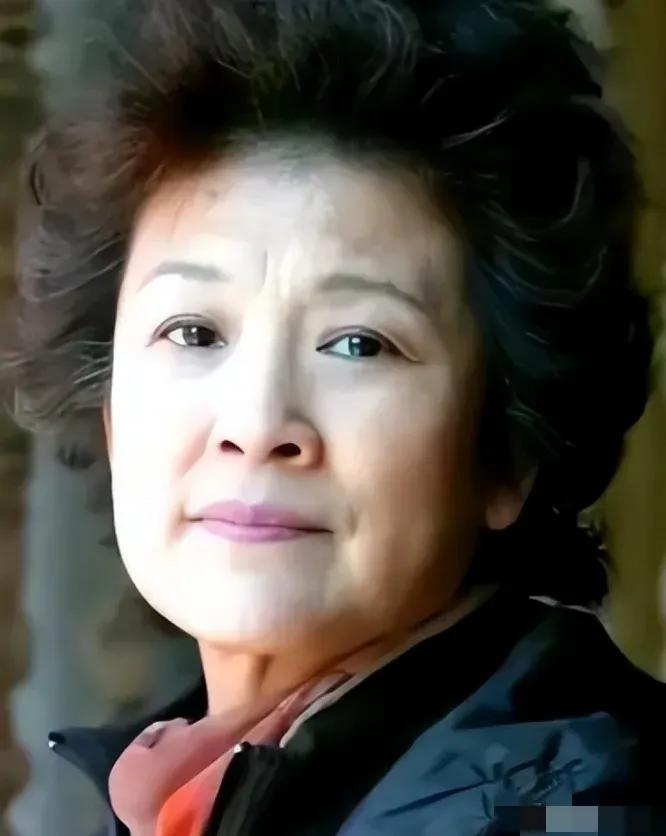 61岁的宋春丽和丈夫坚持丁克三十几年，直到2012年一天，好友邓婕到宋春丽家中做