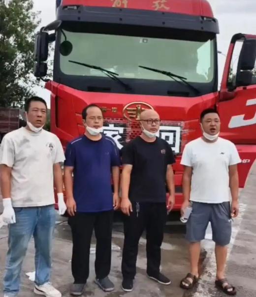 泪目了，陕西服务区，一辆货车停了三天没人动。工作人员打开门才发现，34岁司机早已