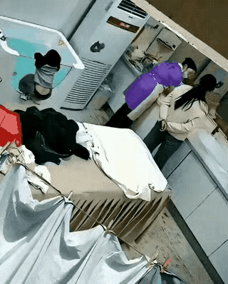 我就佩服这种妈妈，连个孩子都看不好，还一直在跟别人聊天。