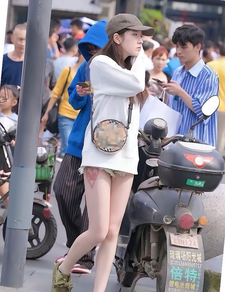 #年轻人眼中的穿衣自由#每逢夏天，满街都是大长腿。特别是年轻女孩子，引领服装