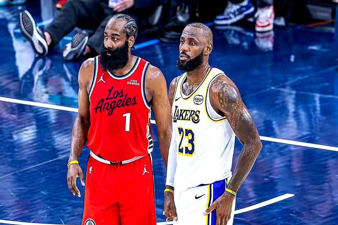 瑞士小伙尼德豪泽，2025年首轮30号被快船捡走。身高2米13，臂展2米