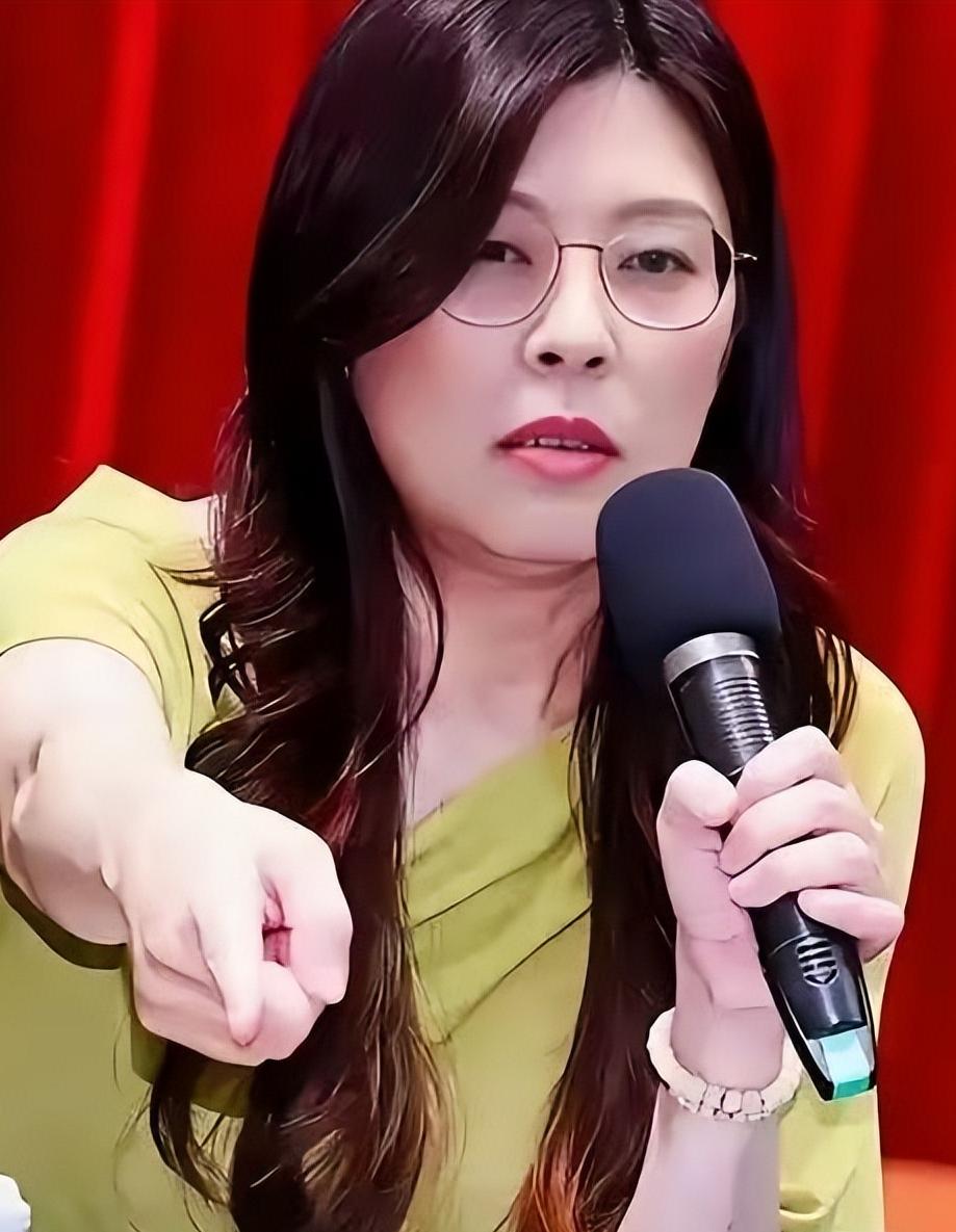 郑丽文这次是真的怒了！在解放军开展围岛演习之际，身为国民党主席的她竟然公开