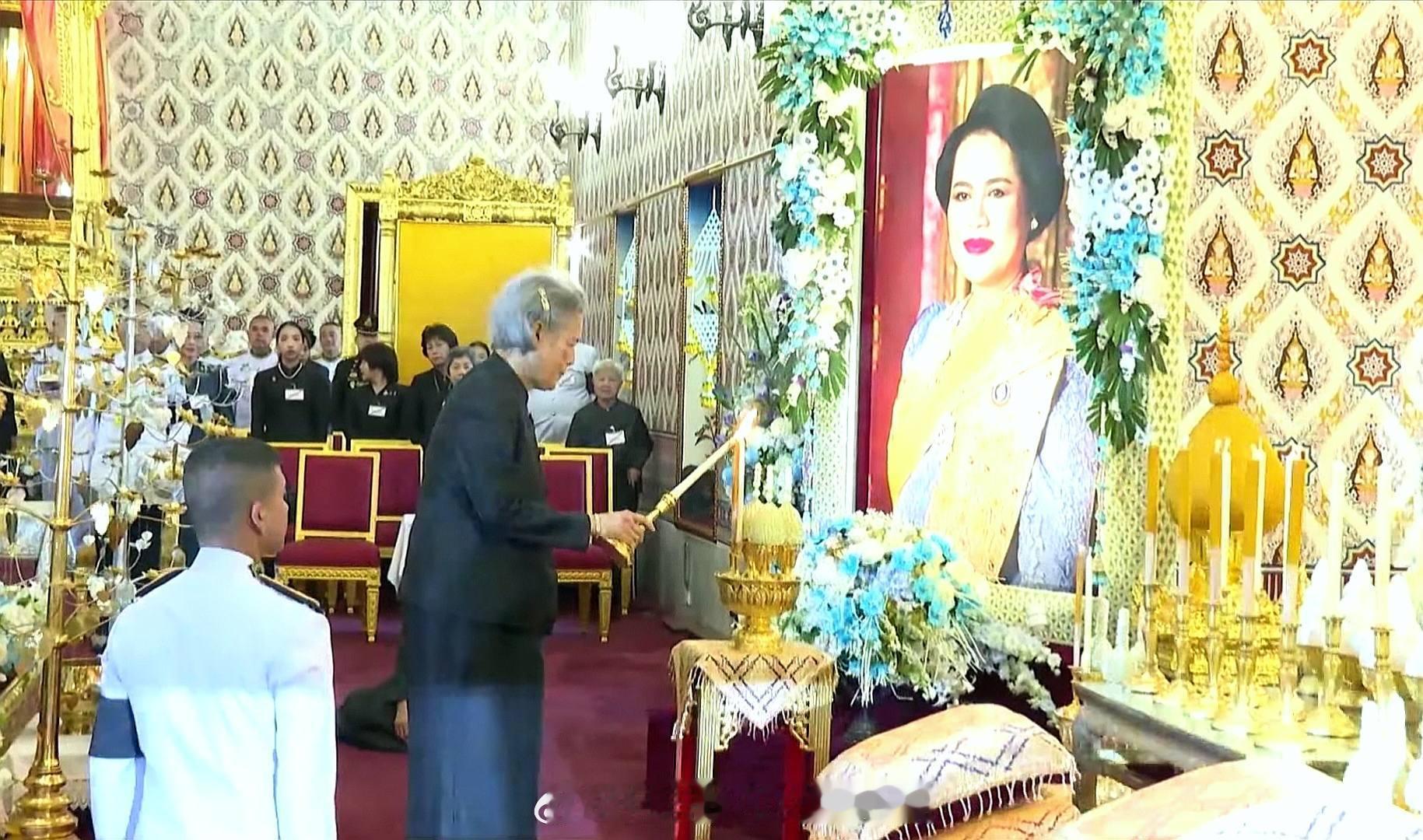 王室王室泰国王室诗丽吉亚2025年11月3日，大婶和诗丽吉亚祭祀红唇姐