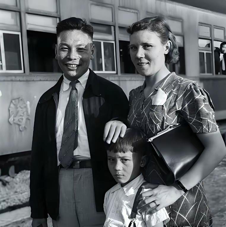 蒋经国在莫斯科留学，和冯玉祥女儿冯弗能谈恋爱，并发生关系，冯弗能是他的初恋。但他