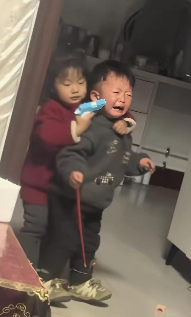 恐慌的弟弟，淡定的姐姐