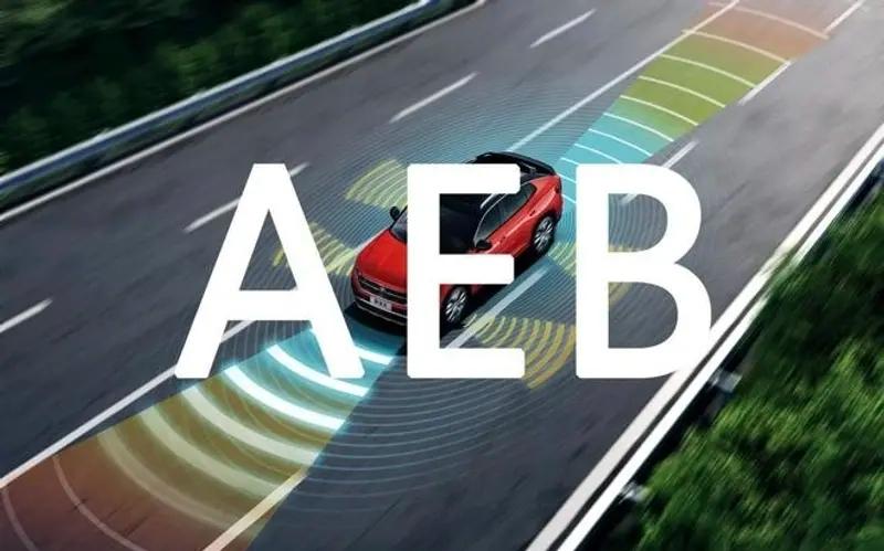 现在的车越来越聪明了，AEB（自动紧急制动）这个功能确实牛——前方有障碍物，系统