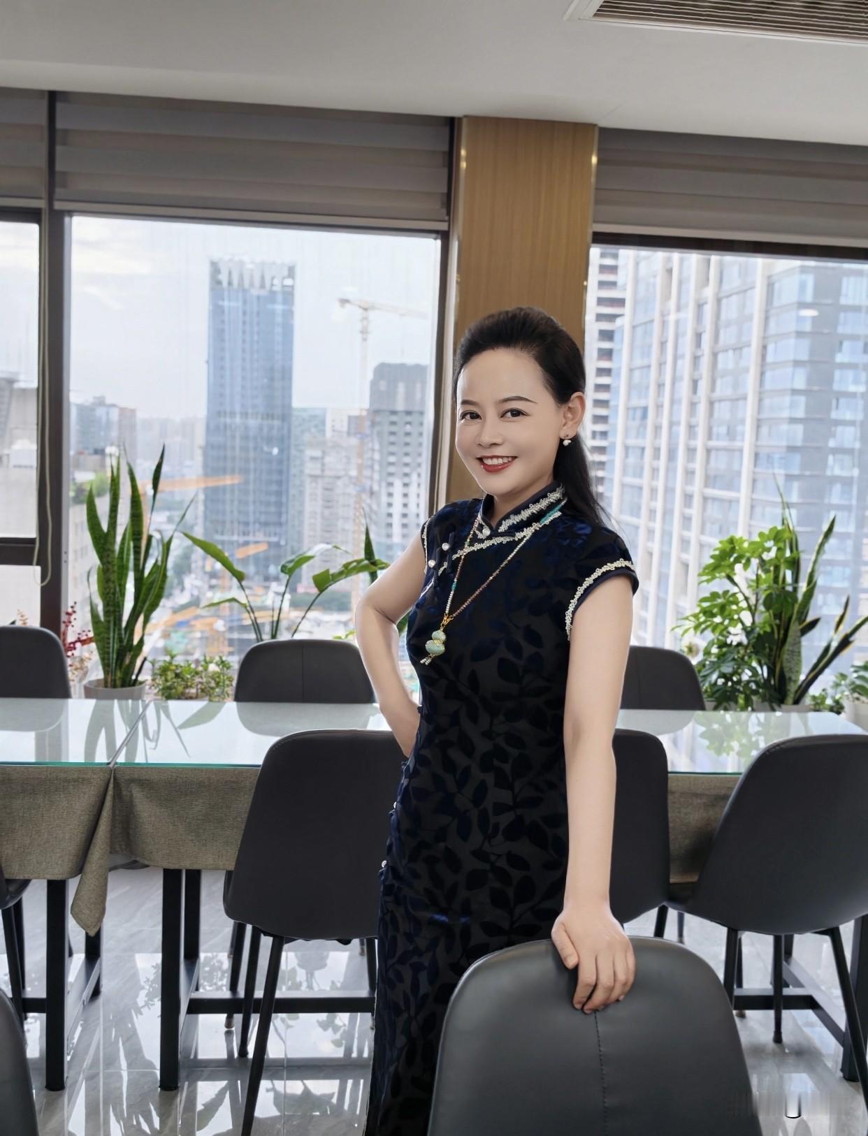 她们有不争不抢的通透，不再为琐事内耗、纠结，遇事沉得住气，待人留有余情，淡然从容