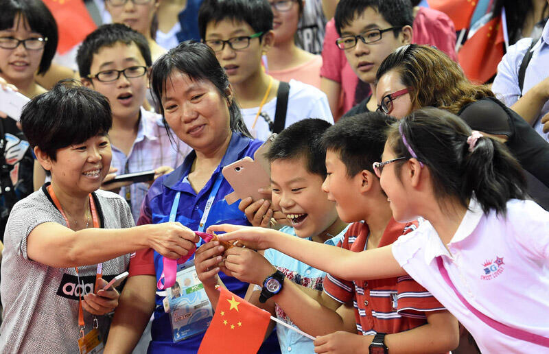 在2014年17岁的樊振东达成了人生第一个大满贯“青年大满贯”敬军礼为国争光，递