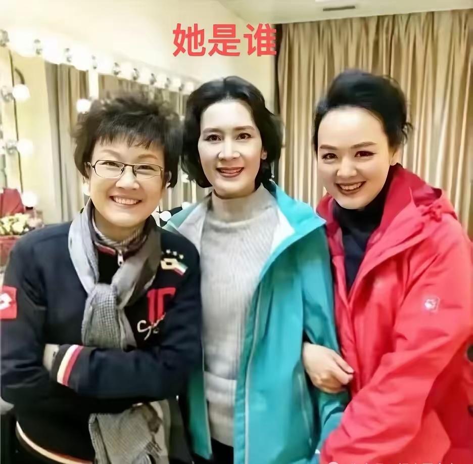 80年代最红的女星，左边的是宋春丽和肖雄。右边这位笑容灿烂，身穿红色外套，丸子头