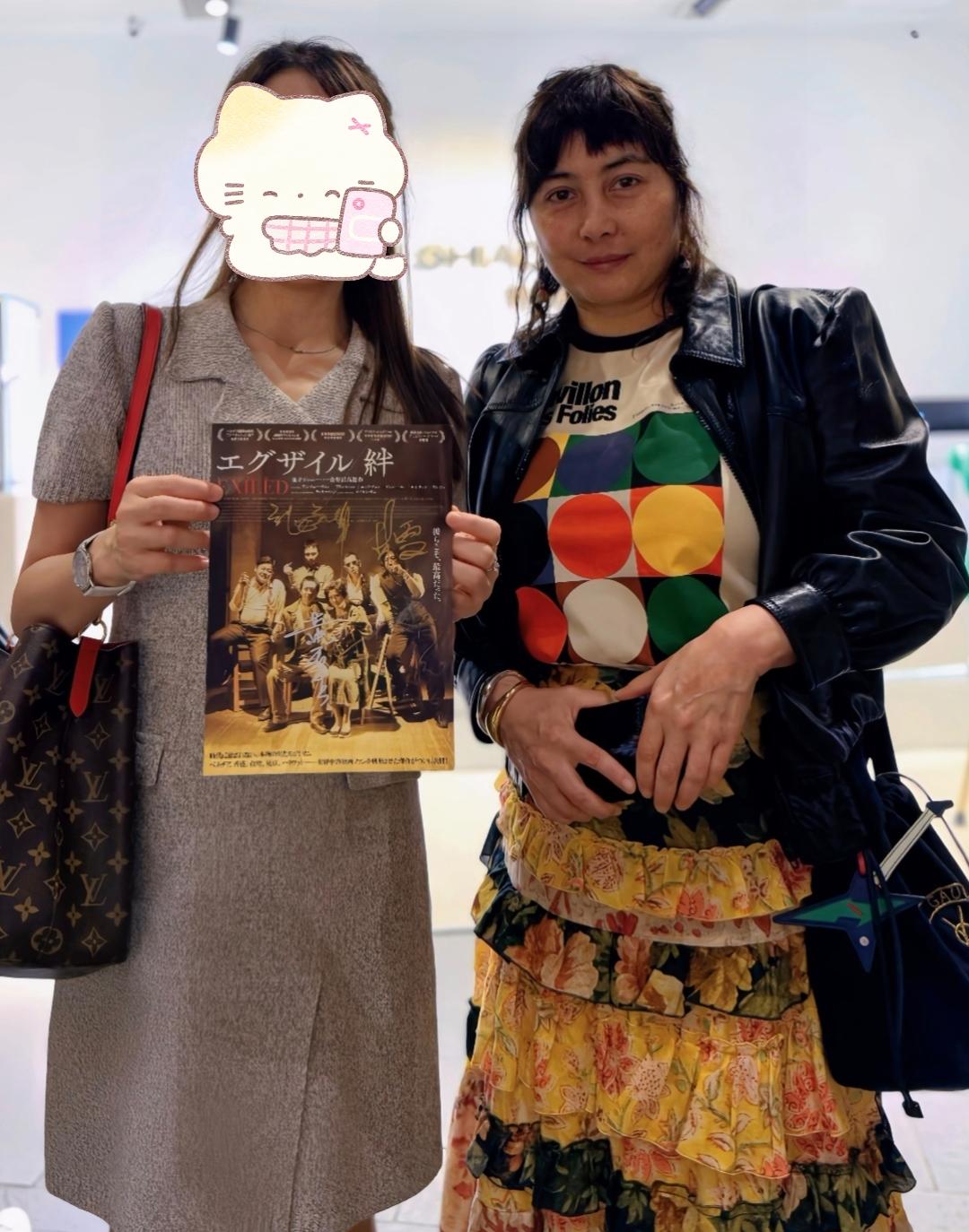 何超仪和姐姐何超琼近照对比。图一是网友昨天（9月7日）遇到何超仪拍的合照。照