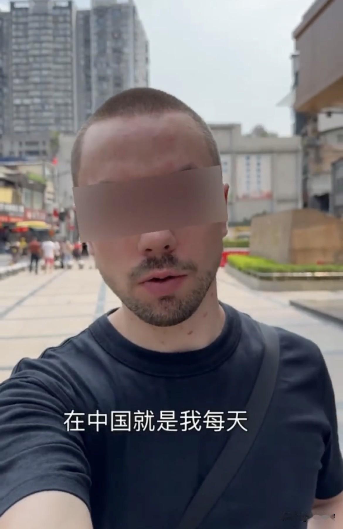 【外国男子：中国实在太吵了，必须全天戴耳机】一名外国男子在中国旅游时称到处都很